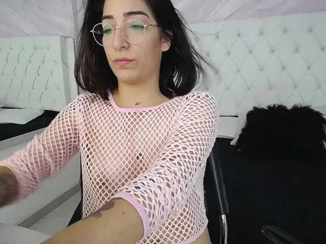 Live sex webcam photo for Karinapuerta #243775087