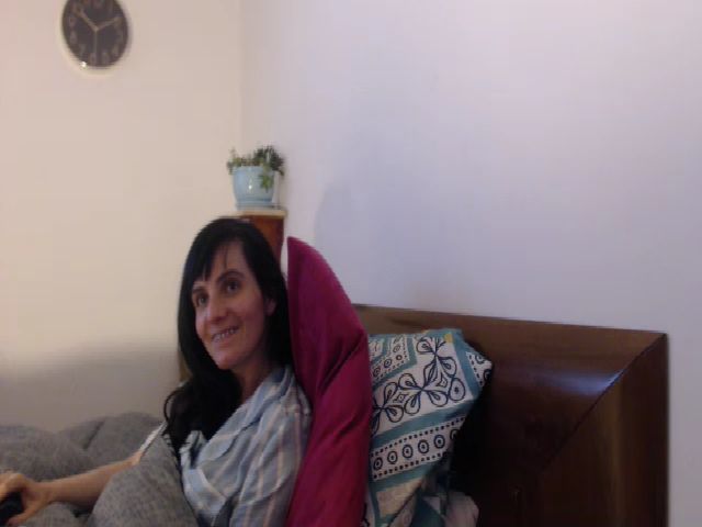 Live sex webcam photo for isabellazee2 #258994811