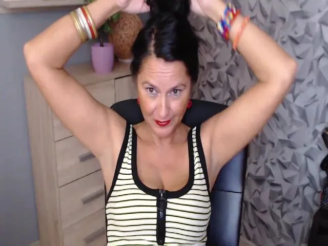 Live sex webcam photo for DESIREellen #260585495