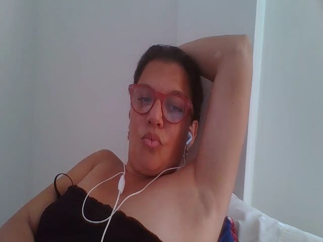 Live sex webcam photo for SweetLola01 #253897482