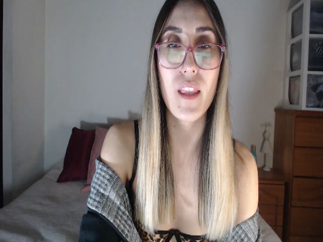 Live sex webcam photo for Ninimoon #259209728