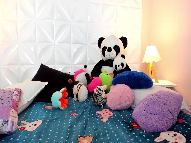 Live sex webcam photo for KateMoore3 #257842561