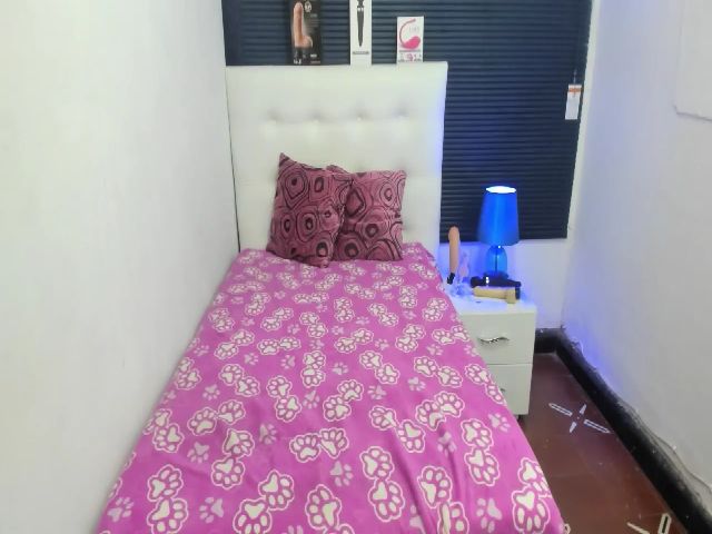 Live sex webcam photo for sexyfox_18 #253271838