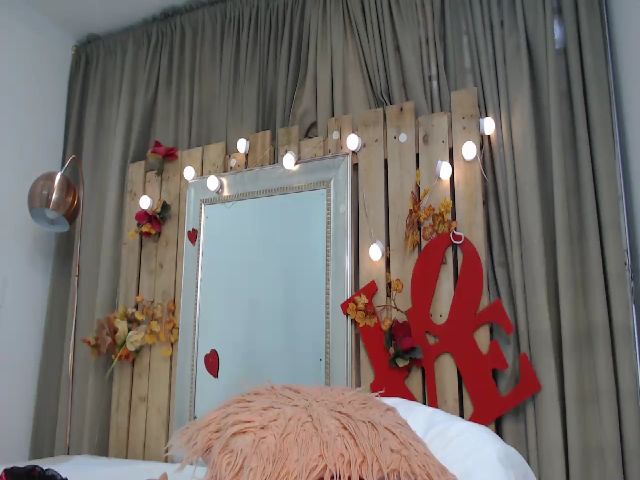 Live sex webcam photo for Lupita_hot3 #253841930