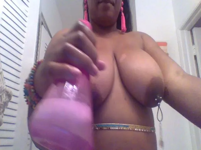 Live sex webcam photo for HoneyBrown89 #262296575