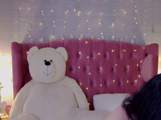 Live sex webcam photo for Roxy_Di #259264075