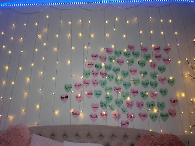 Live sex webcam photo for LunarLux #255250138