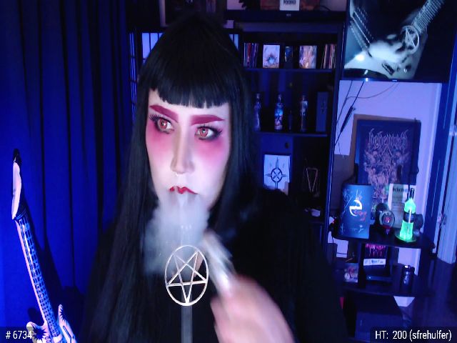 Live sex webcam photo for QueenOfMetal #254689115