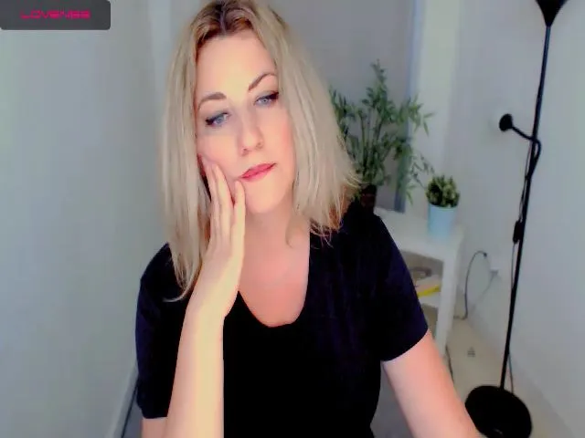 Live sex webcam photo for JIJISPA #255534447