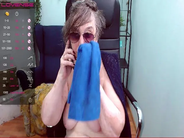 Live sex webcam photo for SharonAmore #255027868