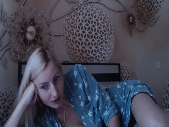 Live sex webcam photo for MeltingJulia #261283330