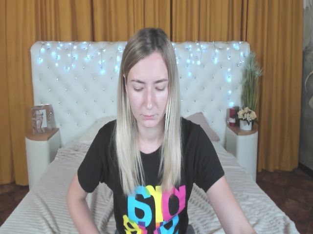 Live sex webcam photo for MileyyVogue #258586825