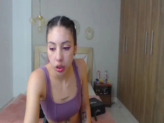 Live sex webcam photo for Emily_evans18 #253329886