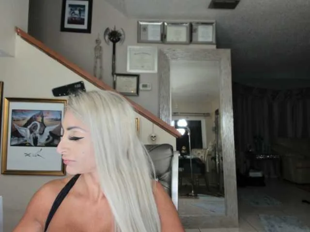 Live sex webcam photo for adrianna_fox #287953059