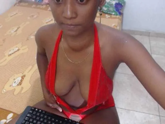 Live sex webcam photo for AndreaTuve #241067867