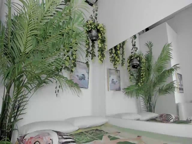 Live sex webcam photo for Anahi_18 #253999704