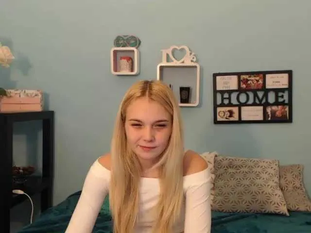 Live sex webcam photo for AnnaHappy18 #240930272