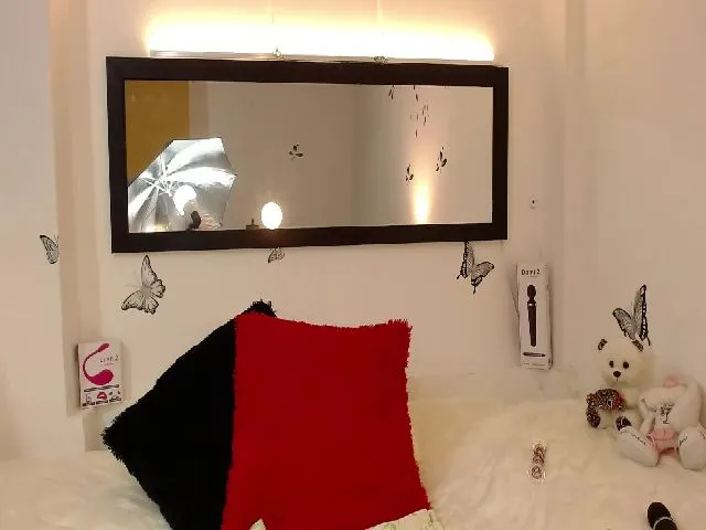 Live sex webcam photo for Juliannemore #259671779