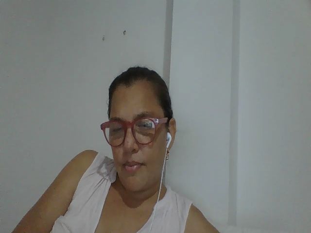 Live sex webcam photo for SweetLola01 #262433803