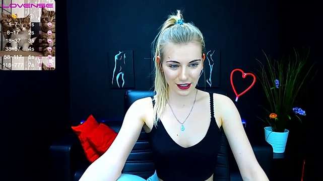 Live sex webcam photo for LiliManchester #243040675