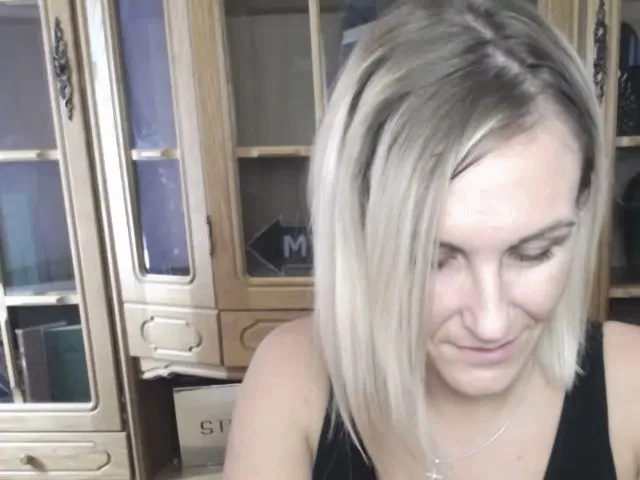 Live sex webcam photo for MiliEsiens #258529062