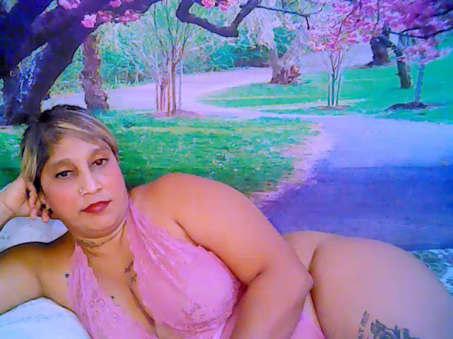 Live sex webcam photo for Roxyfoxy69 #256096079