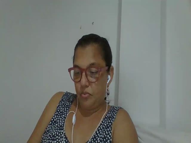 Live sex webcam photo for SweetLola01 #252689474