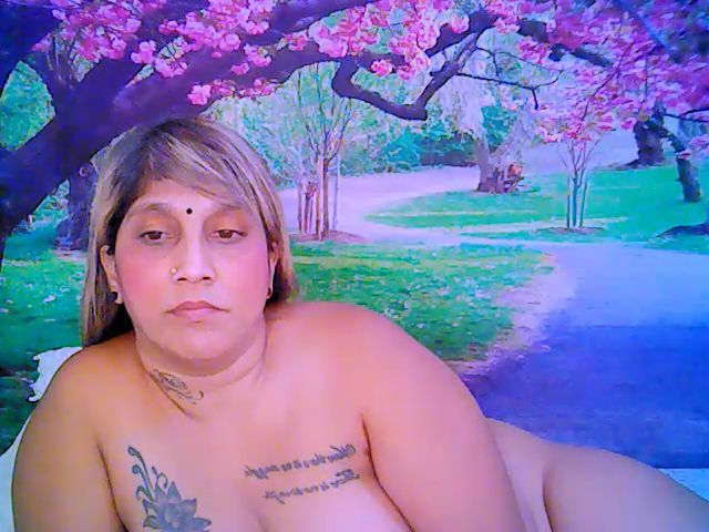 Live sex webcam photo for Roxyfoxy69 #264035461