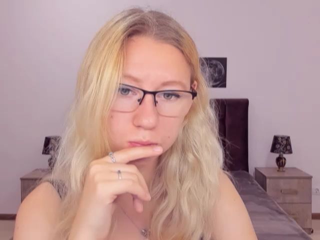 Live sex webcam photo for LizaSwan #252995418