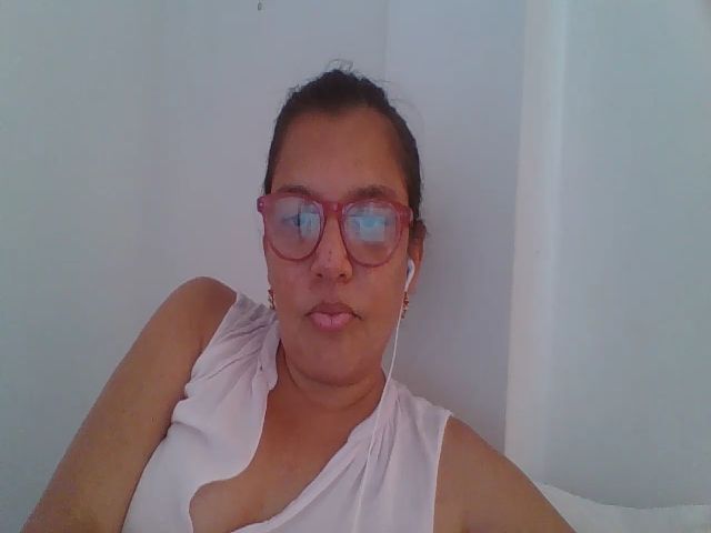 Live sex webcam photo for SweetLola01 #258299867