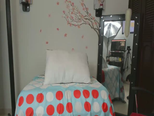 Live sex webcam photo for Angel_grey_ #265066318