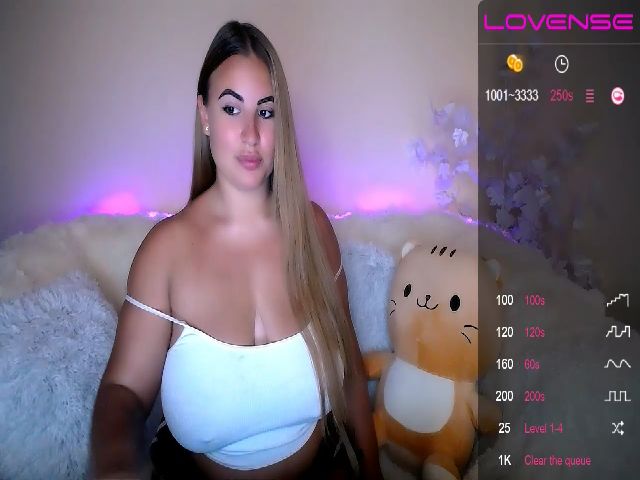 Live sex webcam photo for HarleyQuinnX_ #256390942