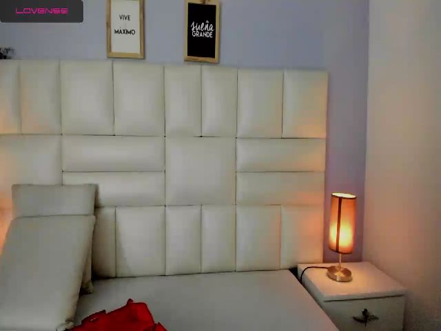 Live sex webcam photo for Rebeca__grey #253811566