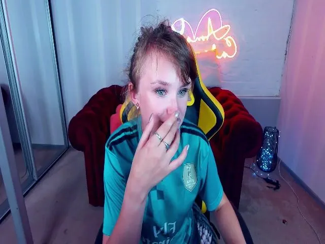 Live sex webcam photo for WhiteFoxi #261017552