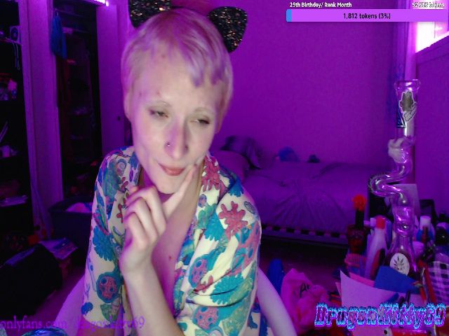 Live sex webcam photo for DragonKitty69 #252408409