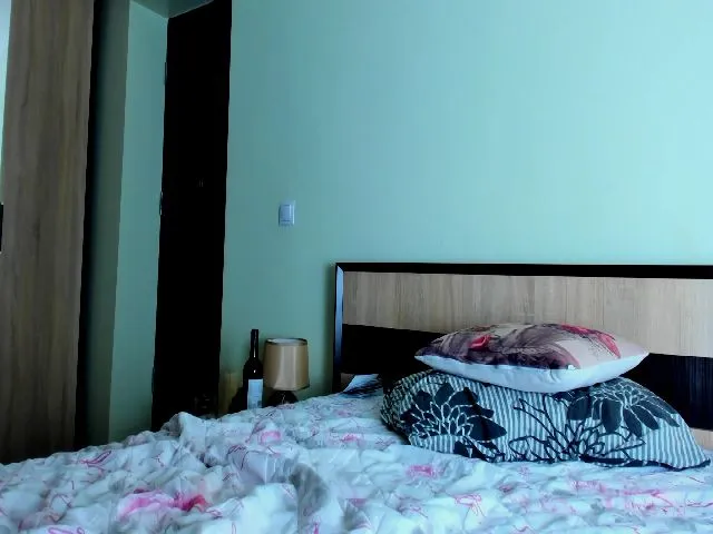 Live sex webcam photo for KatBirdie #253543855