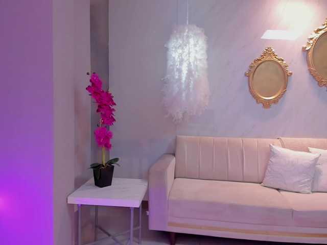 Live sex webcam photo for GigiElliot #241246833