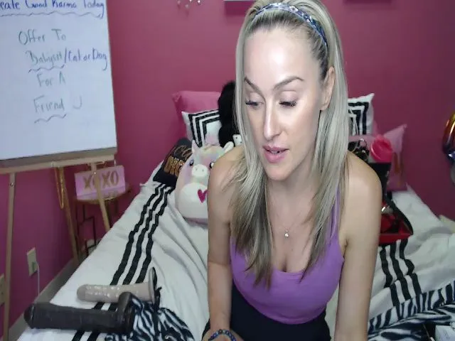 Live sex webcam photo for GoddessNadia #262381205