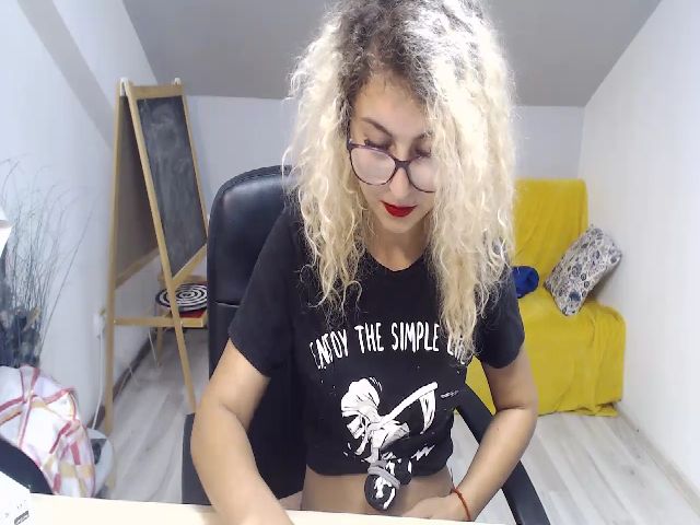 Live sex webcam photo for CurlyBella #255289819