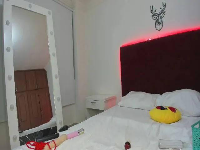 Live sex webcam photo for LittleRed2u #264109348