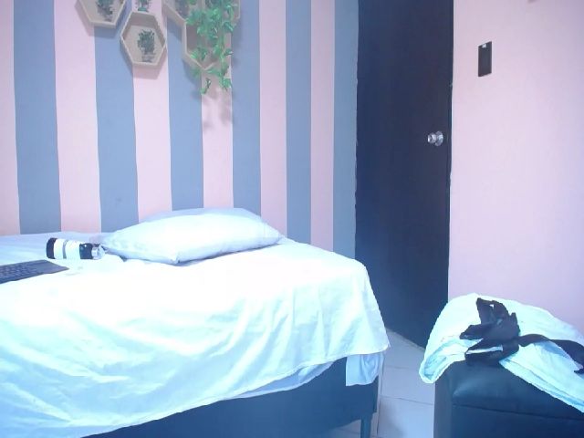 Live sex webcam photo for Aleja_10 #263341206