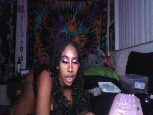 Live sex webcam photo for hennyhoneypot #256832601