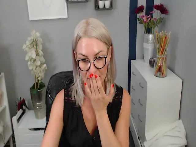 Live sex webcam photo for YummyLOR #260489936