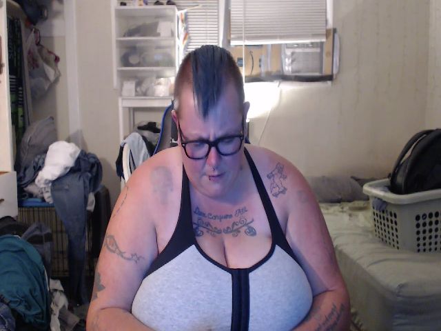 Live sex webcam photo for PunkChick420 #263520342