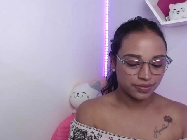 Live sex webcam photo for Angeluxxx #241214888