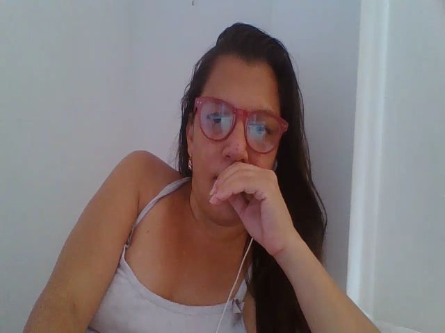 Live sex webcam photo for SweetLola01 #255943205