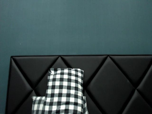 Live sex webcam photo for LittleDesire_ #260297237