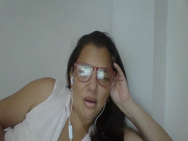 Live sex webcam photo for SweetLola01 #261076189