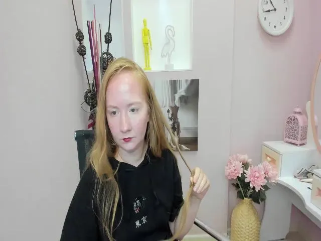 Live sex webcam photo for StunningKelly #254736281