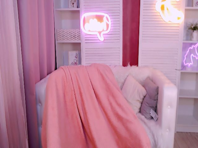 Live sex webcam photo for LynneDawson #253588258